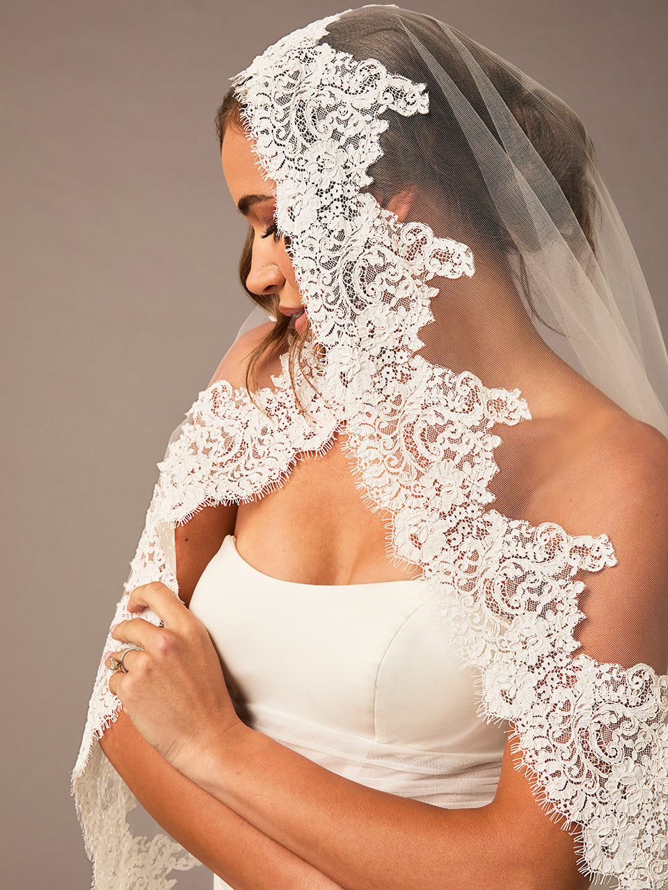 Single Fingertip Mantilla Bridal Veil | V2694SF-M